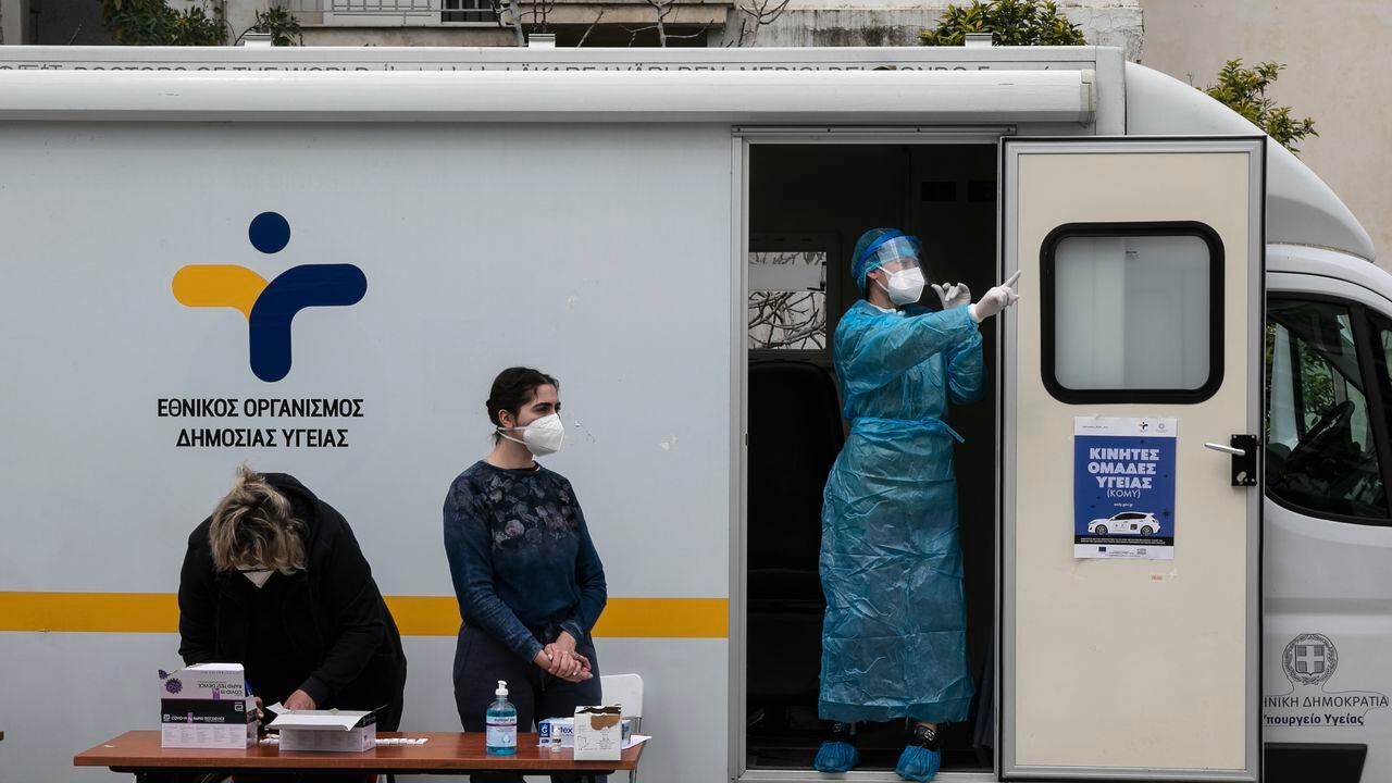 El personal médico de la Organización Nacional de la Salud (EODY) se encuentra en un punto de prueba al aire libre para COVID-19, en Atenas, el domingo 14 de marzo de 2021. Hasta ahora se han administrado más de 1.1 millones de dosis de la vacuna COVID-19 en Grecia. pero las infecciones siguen aumentando a pesar de cuatro meses de medidas de bloqueo. (Foto AP / Yorgos Karahalis)