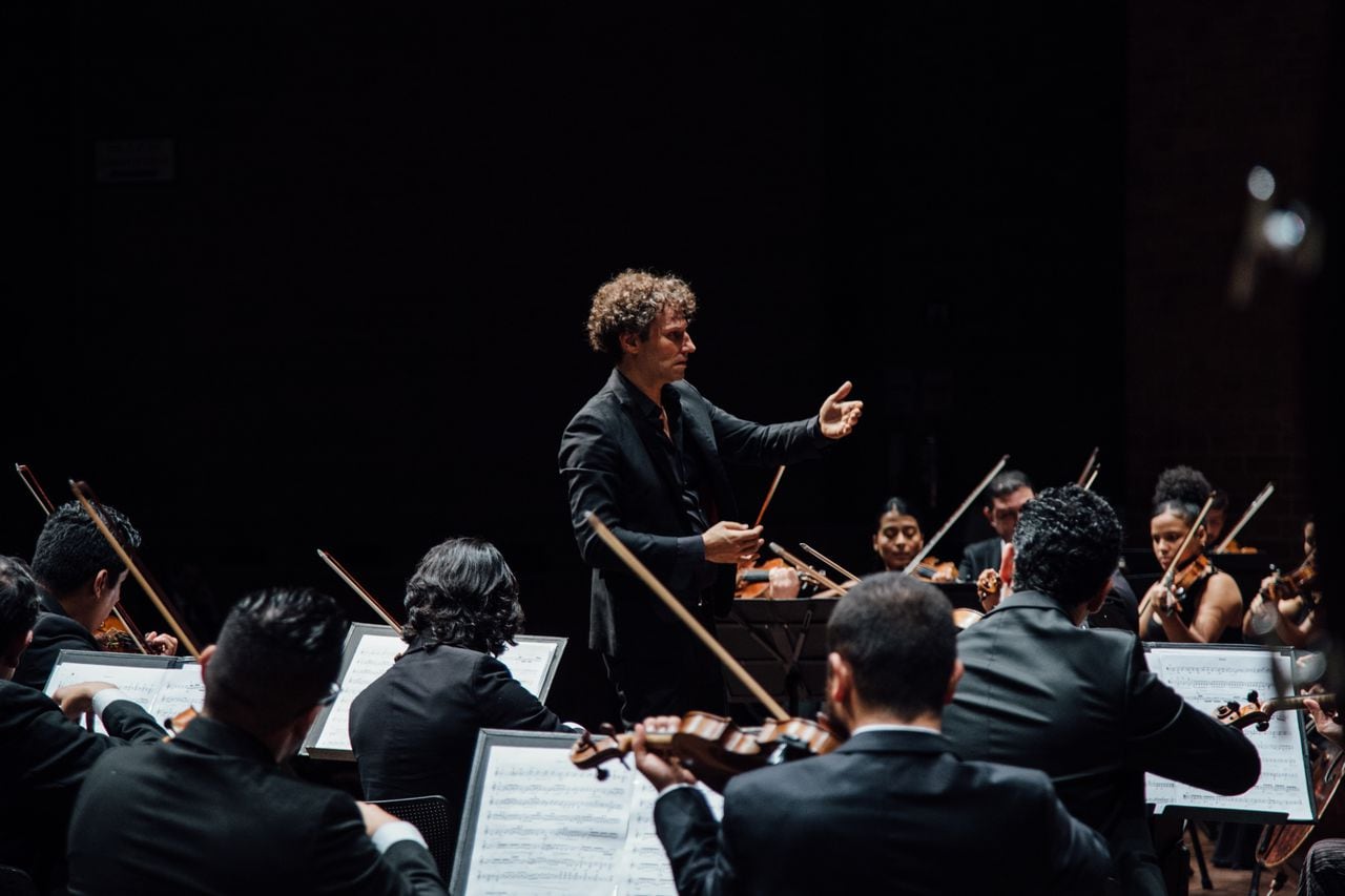 El israelí David Greilsammer, reconocido como uno de los directores y pianistas más audaces del mundo, es desde agosto el nuevo director de la Orquesta Filarmónica de Medellín.