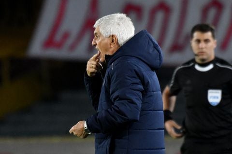 BOGOTA, COLOMBIA - NOVEMBER 08: Julio Comesaña, coach of Atletico Junior, during a first leg Semi Final match between Independiente Santa Fe and Junior as part of Copa CONMEBOL Sudamericana 2018 at Estadio El Campin on November 08, 2018 in Bogota, Colombia. (Photo by Luis Ramirez/Vizzor Image/Getty Images)