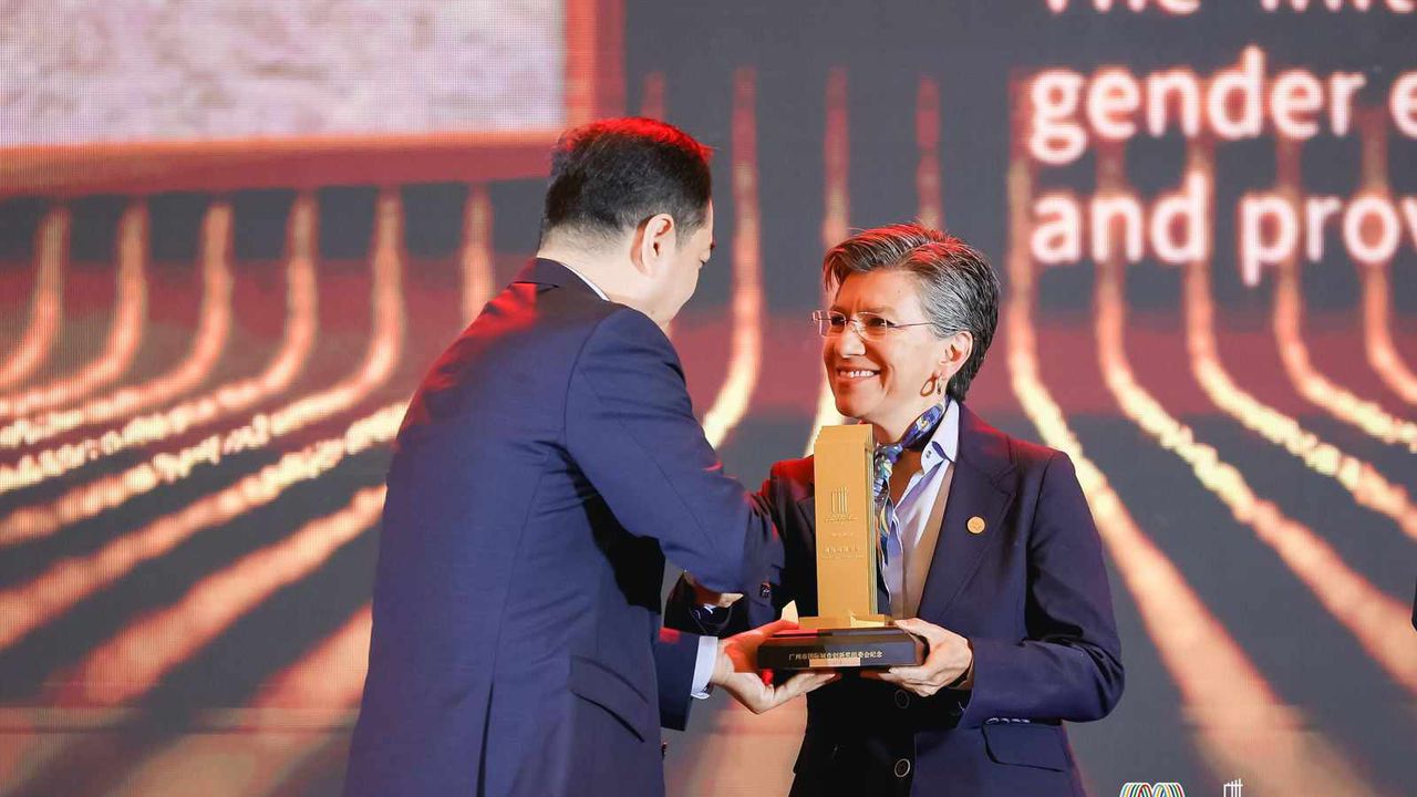 La alcaldesa Claudia López en Guangzhou, China, recibiendo el Premio Internacional de Innovación Urbana
