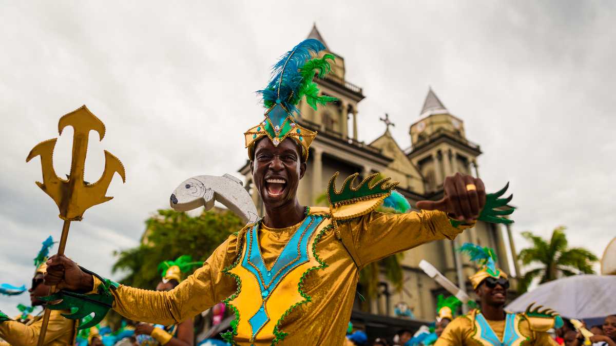 Desde 1926, las fiestas de San Pacho de Quibdó incluyen desfiles y comparsas en las que hasta hoy participan todos los barrios de la ciudad.