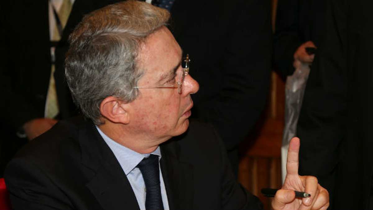. "Lo tienen condenado a desaparecer porque, una vez concluya el próximo proceso electoral, lo volverán un partido desechable", dijo Uribe. 
