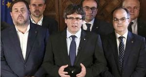 El presidente del gobierno catalán, Carles Puigdemont, proclamó la victoria del "sí" en el referéndum de independencia.
