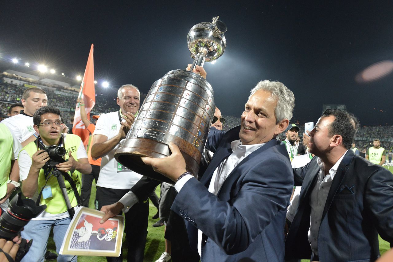 MEDELLIN, COLOMBIA - JULY 27: Reinaldo Rueda coach of Atletico Nacional lifts the trophy after a second leg final match between Atletico Nacional and Independiente del Valle as part of Copa Bridgestone Libertadores 2016 at Atanasio Girardot Stadium on July 27, 2016 in Medellin, Colombia. (Photo by Gabriel Aponte/LatinContent via Getty Images)