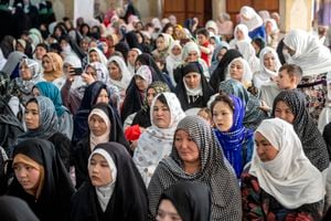 Las mujeres afganas asisten a una ceremonia de boda masiva durante el Día Internacional de la Mujer, en Kabul, Afganistán, el miércoles 8 de marzo de 2023. (AP Photo/Ebrahim Noroozi)