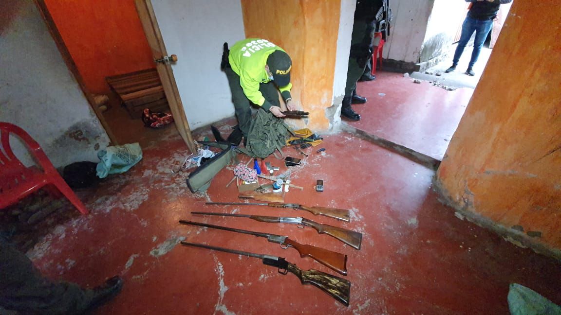 Armas de fuego y munición fueron halladas en el lugar. Cortesía Policía Cúcuta