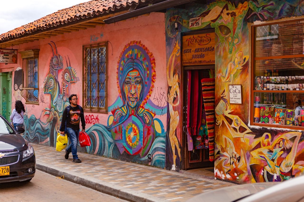 En Bogotá el grafiti inició con diseños simbólicos escritos en las paredes, pero con el tiempo adquirió nuevas formas de expresión que incluyeron retratos y representaciones de personajes, así como dibujos de fauna y flora.