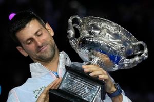 Djokovic levantando su décimo título del Abierto de Australia