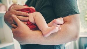 Los padres experimentan mucho cansancio cuando no pueden dormir al bebé. Foto: Getty Images.