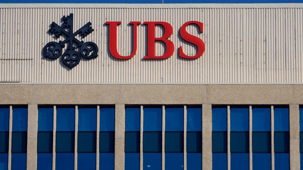 UBS acordó suavizar una cláusula de cambio adverso material que dejaría así sin validez al acuerdo si sus diferenciales de incumplimiento crediticio aumentan.