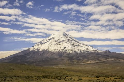 El volcán Chimborazo en Ecuador tiene 6263 metros sobre el nivel del mar y está ubicado en la provincia de Chimborazo en la Sierra Sur de Ecuador.