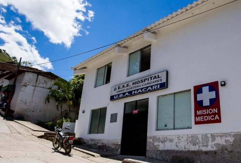 Los médicos desarrollan sus labores en el hospital local de Hacarí.