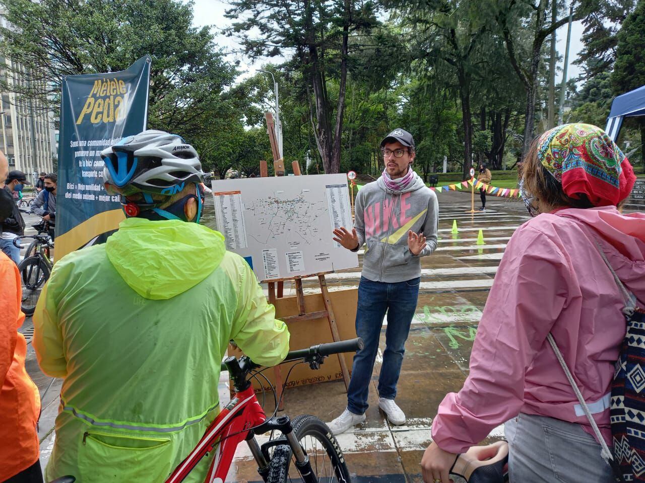 Locomotora y Bicicultura son algunos los colectivos de Bogotá que trabajan para crear espacios de pedagodía y socialización en temas clave para los ciclistas de la ciudad.