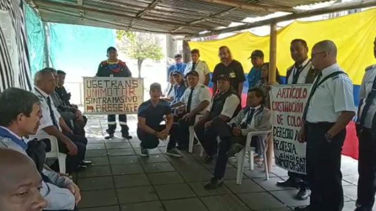 Operadores del consorcio Unimetro del MIO de Cali salieron a protestar; les adeudan dos meses de salario.