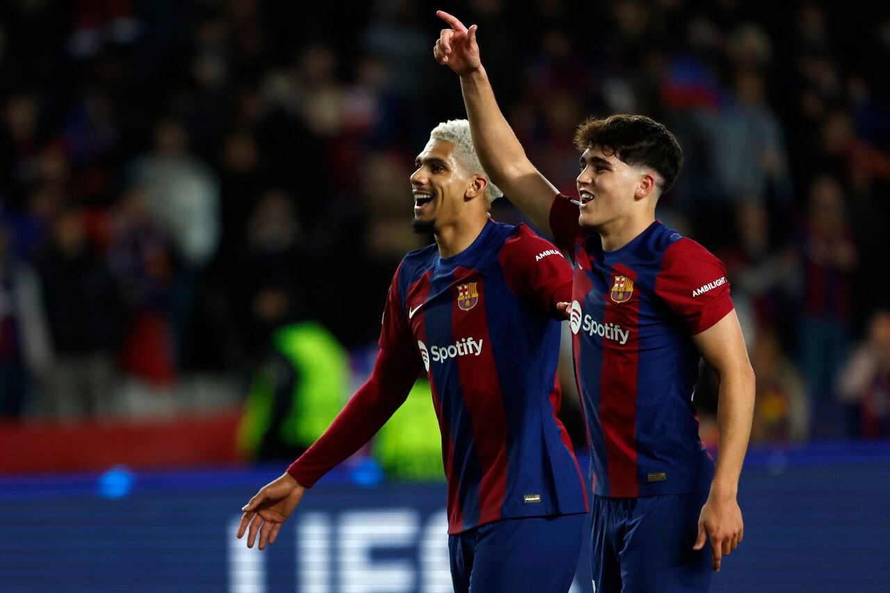 Barcelona's Pau Cubarsi, right, and Barcelona's Ronald Araujo celebrate after the Champions League, round of 16, second leg soccer match between FC Barcelona and SSC Napoli at the Olympic Stadium in Barcelona, Spain, Tuesday, March 12, 2024. (AP Photo/Joan Mo