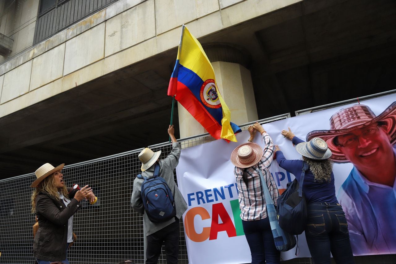 Manifestantes petristas intentan ingresar al palacio de Justicia en Bogotá