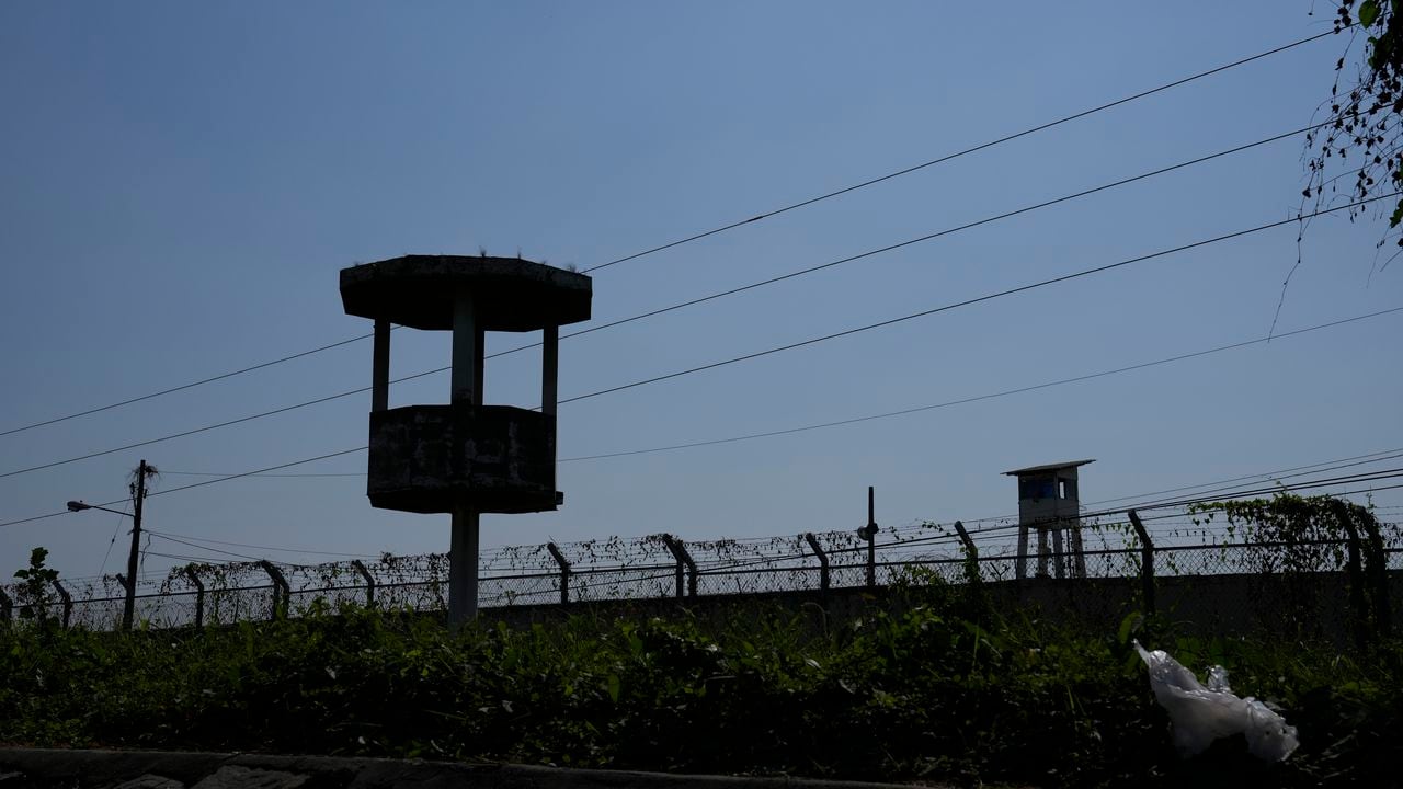 Una torre de vigilancia permanece vacía dentro de la Penitenciaría Litoral después de luchas mortales dentro de la cárcel en Guayaquil, Ecuador, el jueves 22 de julio de 2021. Pandillas rivales de presos lucharon en dos cárceles en Ecuador, matando al menos a 18 personas e hiriendo a decenas, dijeron las autoridades el jueves. (AP Foto/Dolores Ochoa)