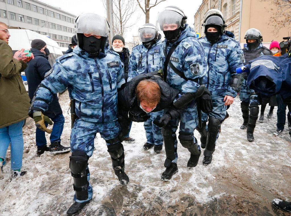 Policías deteniendo a un hombre durante una protesta contra el encarcelamiento del líder Alexei Navalny en Moscú, Rusia.