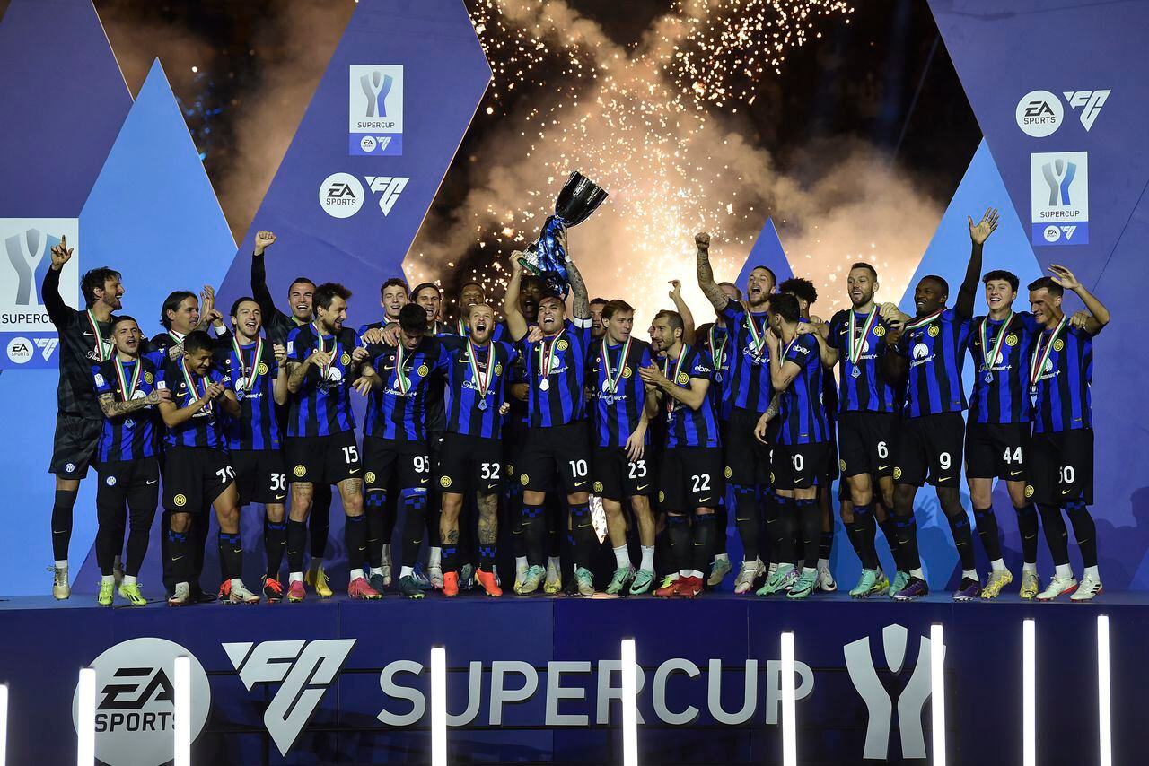 Los jugadores del Inter de Milán celebran con el trofeo después de ganar la final de la Supercopa de Italia entre el Inter de Milán y el Napoli en el estadio Al Awwal Park en Riad, Arabia Saudita, el lunes 22 de enero de 2024. (Foto AP)