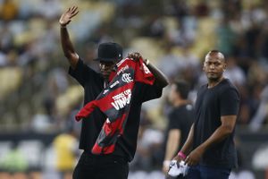 Vinicius recibió una ovación por parte de los aficionados de Flamengo y Vasco da Gama