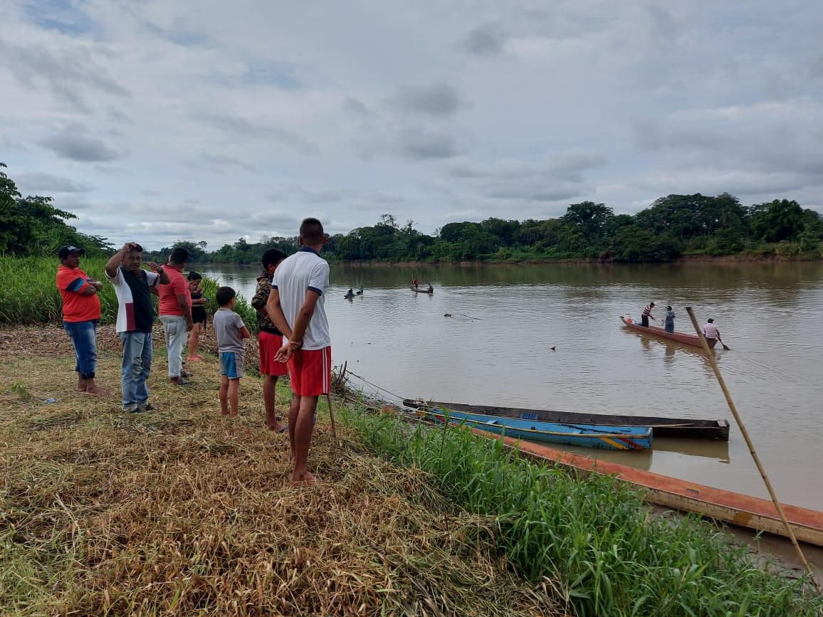 Los desplazados cruzan el río Arauca.