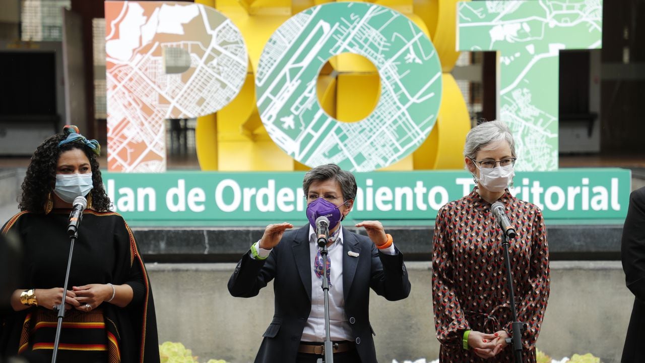 Alcaldesa presenta el POT: Bogotá Reverdece 2022-2035
Luego de la radicación del proyecto del Plan de Ordenamiento Territorial en el Concejo, la alcaldesa, Claudia López, explica el proyecto POT que fue construido con participación ciudadana