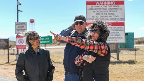 De izquierda a derecha: Louisa Lopez, Wesley Burris y Tina Cordova hablan frente a la entrada del White Sands Missile Range, en febrero de 2024.