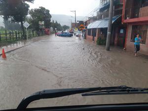 Suesca, el fuerte invierto tiene las calles vueltas un río.