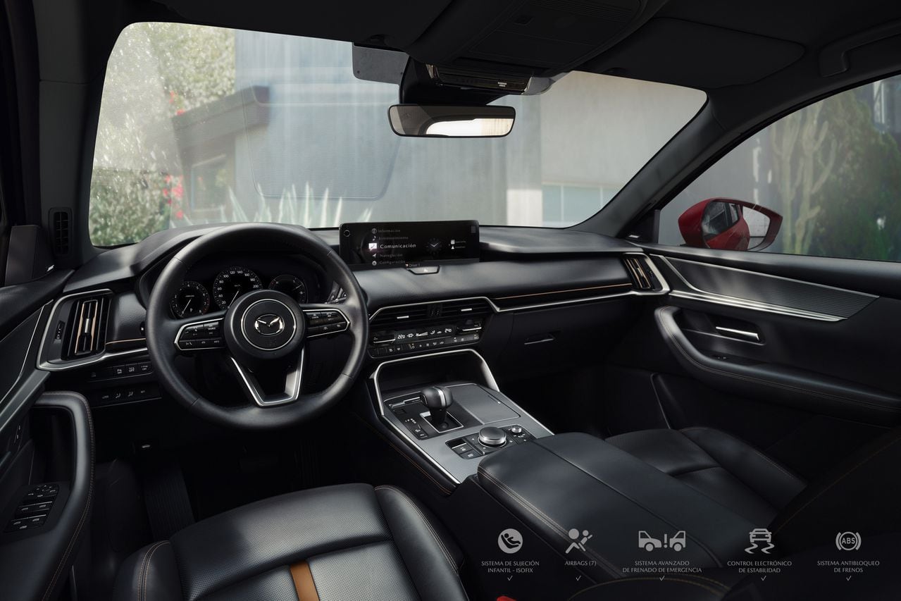 Mazda CX-90 incluye el Sistema de Personalización del Conductor, el cual integra una cámara en la pantalla central que reconoce e identifica el rostro del conductor para calcular automáticamente la mejor posición de acuerdo a la ubicación de sus ojos y de su altura.