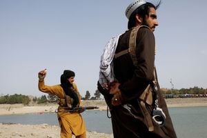 Los combatientes talibanes se encuentran a lo largo del lago Qargha en Kabul, Afganistán, el 29 de julio de 2022. Foto REUTERS/Ali Khara