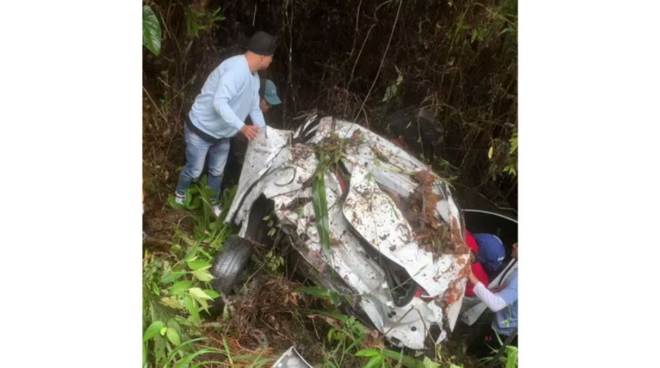 Carro rodó por un abismo en Antioquia este 11 de mayo.