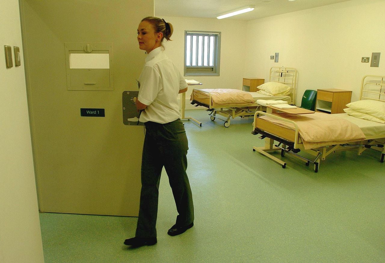 Esta es la sala del hospital del HMP Bronzefield (prisión de mujeres) en Ashford Middx
