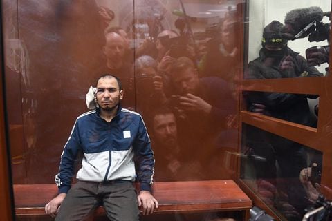 Saidakrami Murodalii Rachabalizoda, sospechoso de participar en el atentado en Moscú, se sienta dentro de la jaula del acusado mientras espera su audiencia de prisión preventiva en el Tribunal de Distrito de Basmanny en la capital rusa. (Foto de Olga MALTSEVA / AFP)
