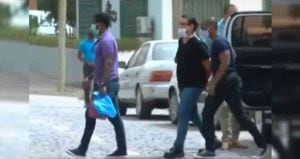 En las imágenes se ve a Saab en el momento de ser trasladado; luciendo una camisa negra y un blue jeans; también se le ve esposado y escoltado por policías.