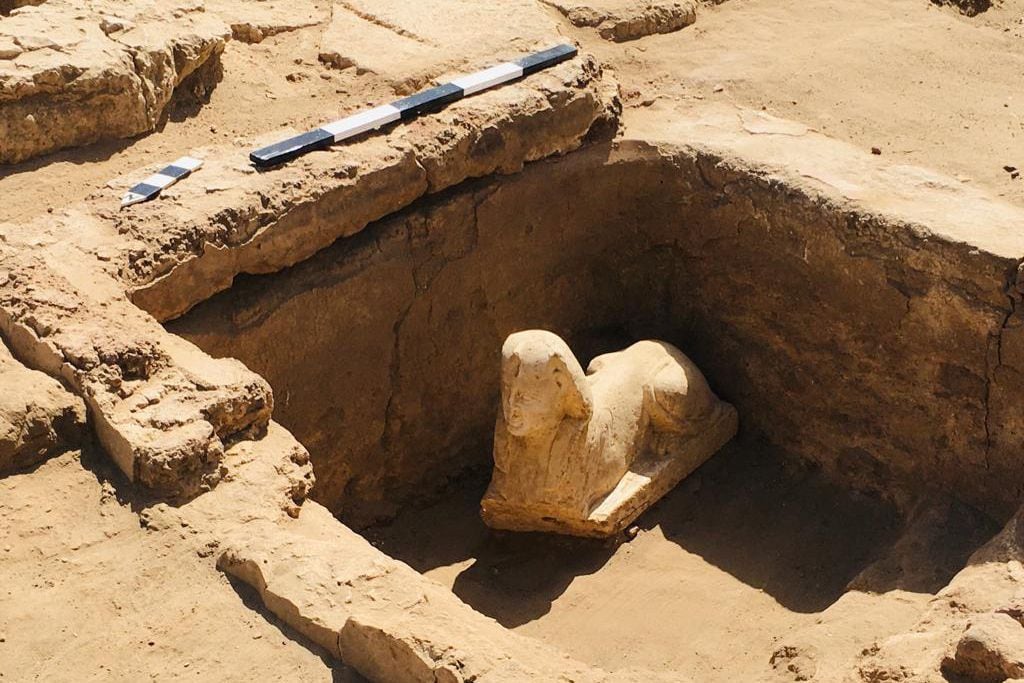 Una imagen publicada por el Ministerio de Antigüedades de Egipto el 6 de marzo de 2023 muestra la estatua desenterrada de la esfinge cerca del Templo de Dendera, en la gobernación de Qina (Qena). Foto del Ministerio de Antigüedades de Egipto / AFP
