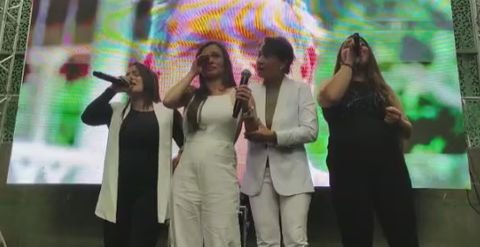 Las hijas de Darío Gómez y quien fue su esposa, Olga Lucía Arcila, le cantaron una canción de Juan Gabriel.