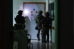 Esta fotografía publicada por el ejército israelí el 15 de noviembre de 2023 supuestamente muestra a soldados israelíes llevando a cabo operaciones dentro del hospital Al-Shifa en la ciudad de Gaza, en medio de continuas batallas entre Israel y el grupo militante palestino Hamás.  /Foto Israeli Army / AFP)