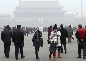 Las máscaras de protección se han convertido en una prenda habitual para los habitantes de Pekín.