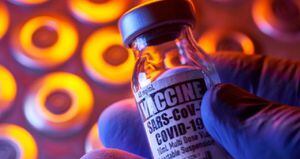 La pandemia hace que la demanda mundial de vacunas sea superior a la oferta / BBC