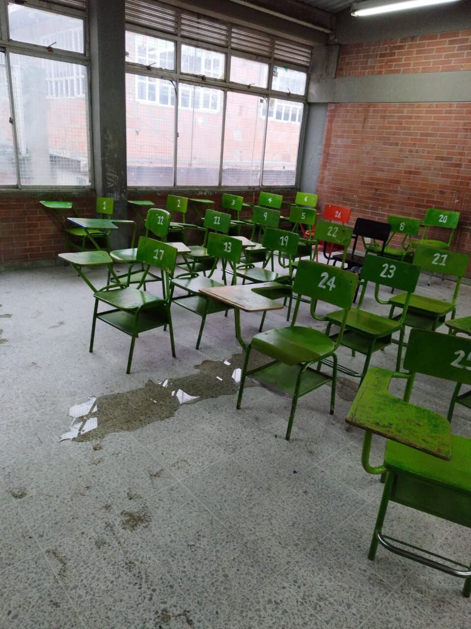 Las aulas están inundadas y con excremento de paloma.