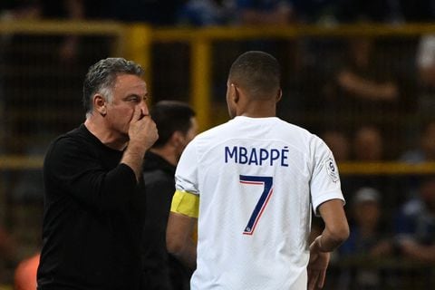 Paris Saint-Germain's French head coach Christophe Galtier speaks to Paris Saint-Germain's French forward Kylian Mbappe during the French L1 football match between RC Strasbourg Alsace and Paris Saint-Germain (PSG) at Stade de la Meinau in Strasbourg, eastern France on May 27, 2023. (Photo by PATRICK HERTZOG / AFP)