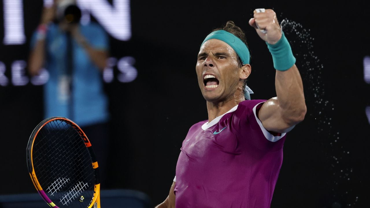 Rafael Nadal al ganar un punto durante la final del Abierto de Australia ante Daniil Medvedev, el domingo 30 de enero de 2022. (AP/Hamish Blair)