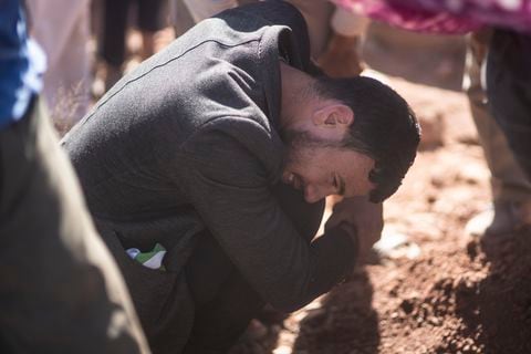 Un hombre llora después de enterrar a su hermano que murió por el terremoto, en la aldea de Ouargane, cerca de Marrakech, Marruecos, el sábado 9 de septiembre de 2023.