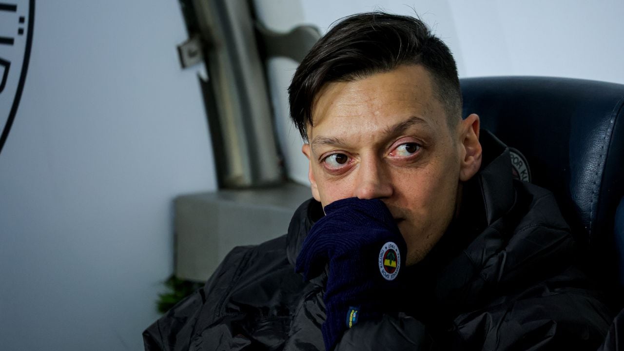 ISTANBOEL, TURKEY - MARCH 6: Mesut Ozil of Fenerbahce SK prior to the Turkish Süper Lig match between Fenerbahçe SK and Trabzonspor at ükrü Saracolustadion on March 6, 2022 in Istanboel, Turkey (Photo by /BSR Agency/Getty Images)