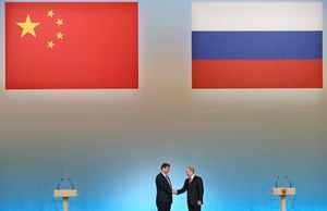 El presidente ruso Vladimir Putin (d) y el presidente chino Xi Jinping en Moscú el 22 de marzo de 2013. (Foto AP /Sergei Ilnitsky)