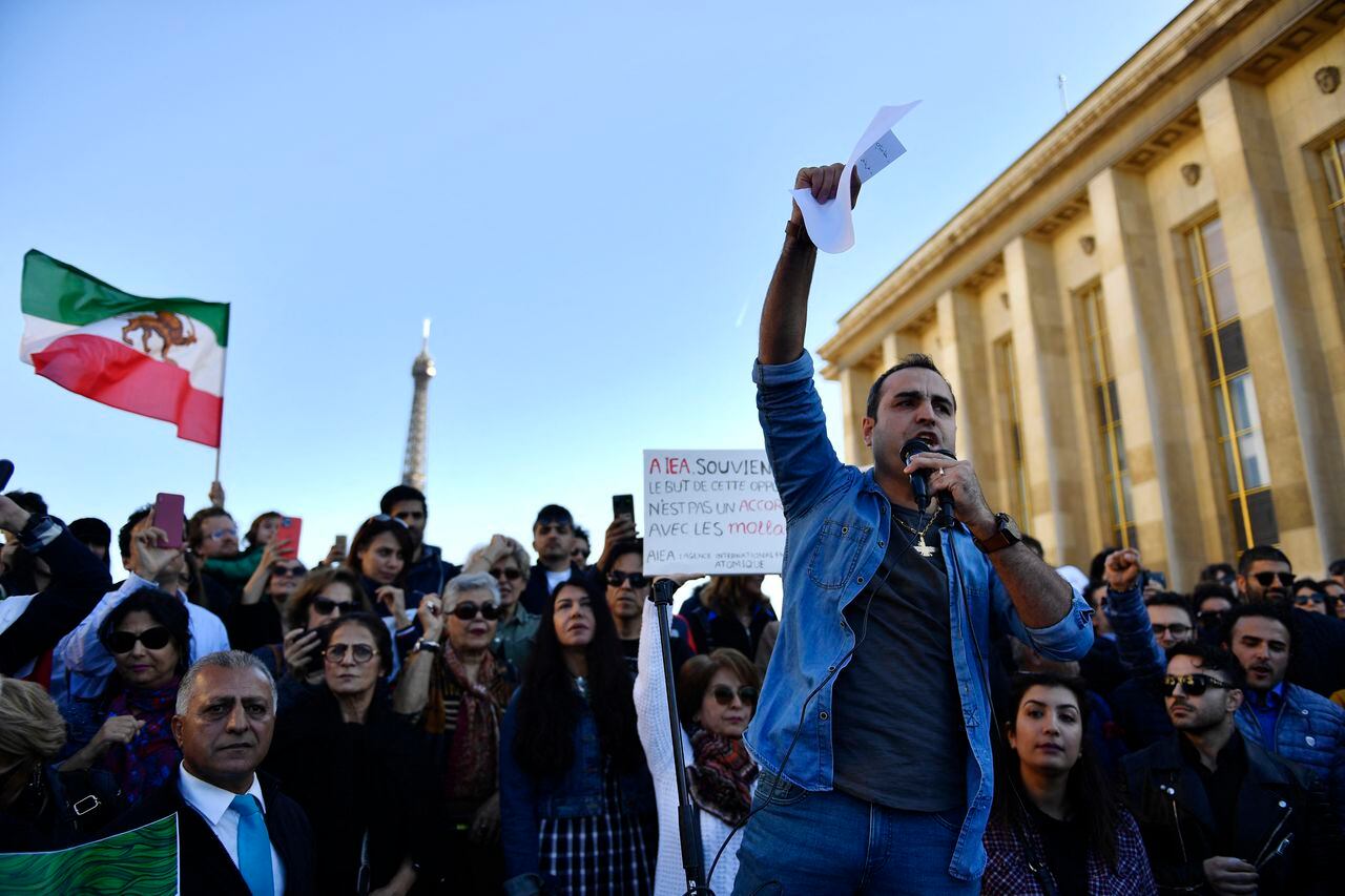 Los ciudadanos de Irán siguen manifestándose a pesar de la represión. (Photo by JULIEN DE ROSA / AFP)