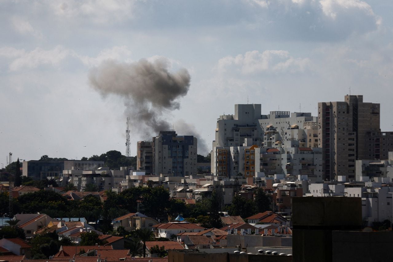 Humo se eleva en el área después de los ataques con cohetes que fueron lanzados desde Gaza, en Ashkelon, Israel, el 7 de octubre de 2023. REUTERS/Amir Cohen.