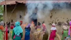 Mujeres ponen heno en llamas en la casa del acusado en el caso del video viral de Manipur.