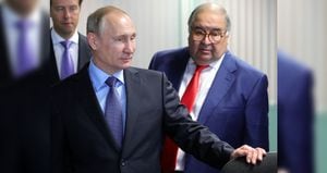 En esta foto de archivo tomada el 14 de julio de 2017, el presidente ruso, Vladimir Putin (izquierda), y el fundador de USM Holdings, Alisher Usmanov (derecha), observan el centro de control del nuevo taller que produce briquetas de hierro en caliente en Lebedinsky Mining and Processing Combine. (Metalloinvest MC LLC) en la región de Belgorod - AFP