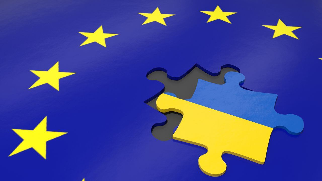 La bandera de la Unión Europea y la bandera de Ucrania a manera de ficha